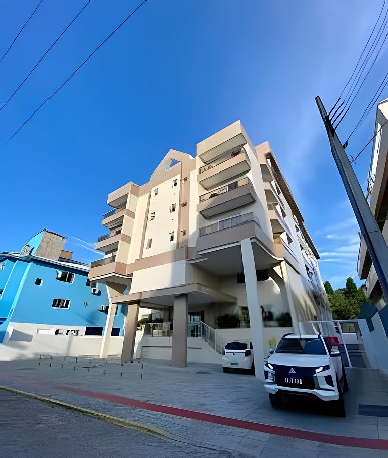 Apto com piscina a 40 metros da praia
