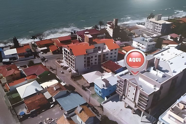 Apto com piscina a 40 metros da praia