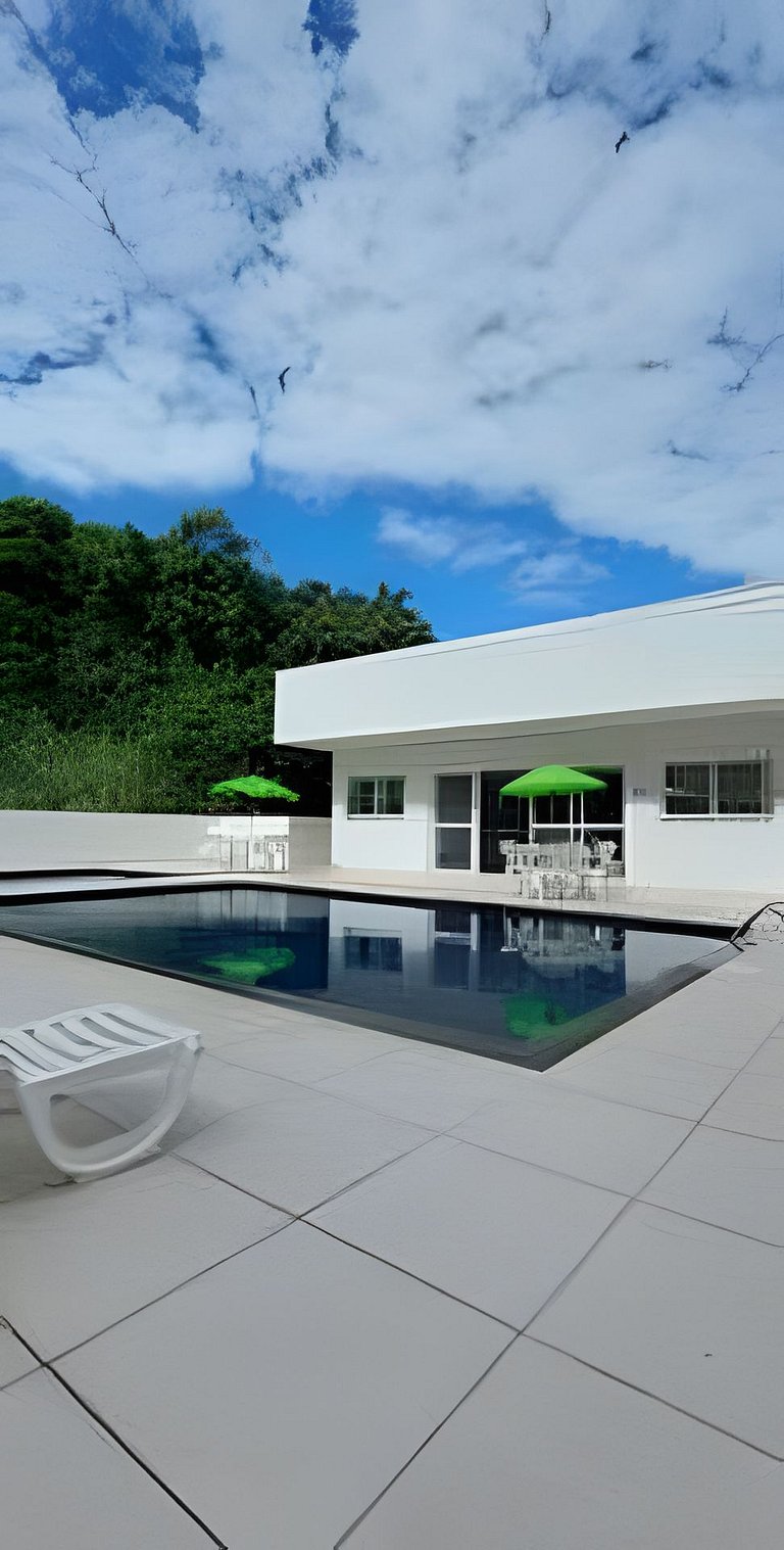 Apto com piscina a 40 metros da praia