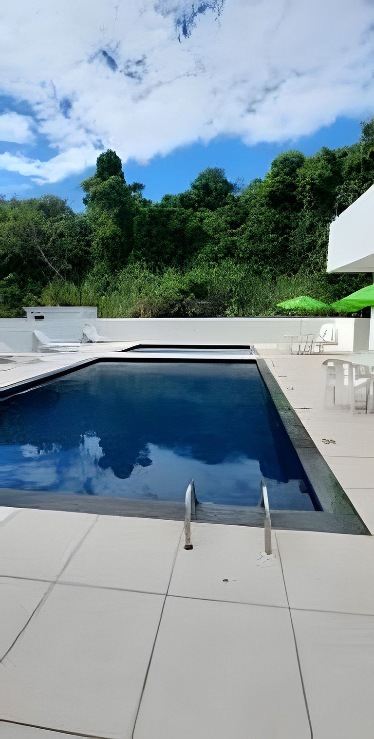 Apto com piscina a 40 metros da praia