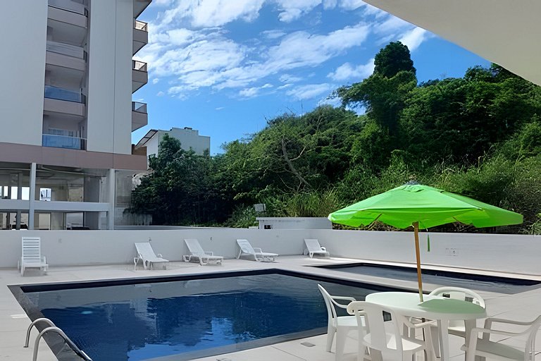 Apto - Pertinho do mar com piscina e garagem