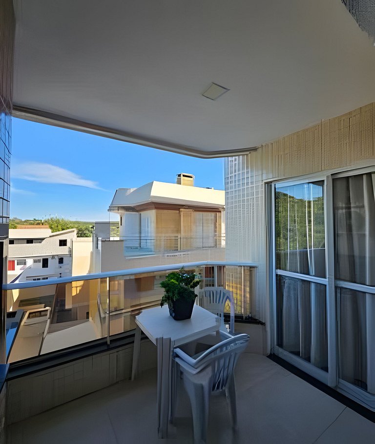 Apto - Pertinho do mar com piscina e garagem