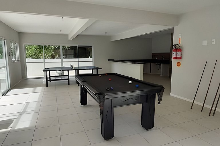 Apto - Pertinho do mar com piscina e garagem