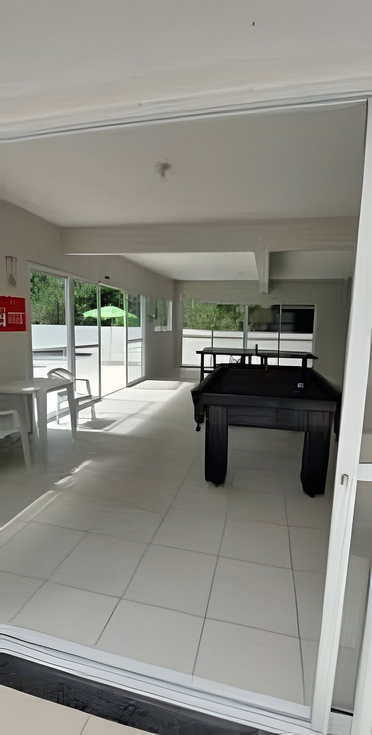 Apto - Pertinho do mar com piscina e garagem