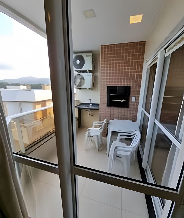 Apto - Pertinho do mar com piscina e garagem
