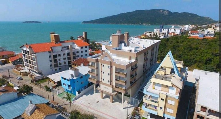 Apto - Pertinho do mar com piscina e garagem